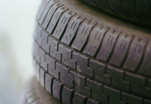 Quelles sont les différences entre les pneus haut de gamme et les pneus économiques ?